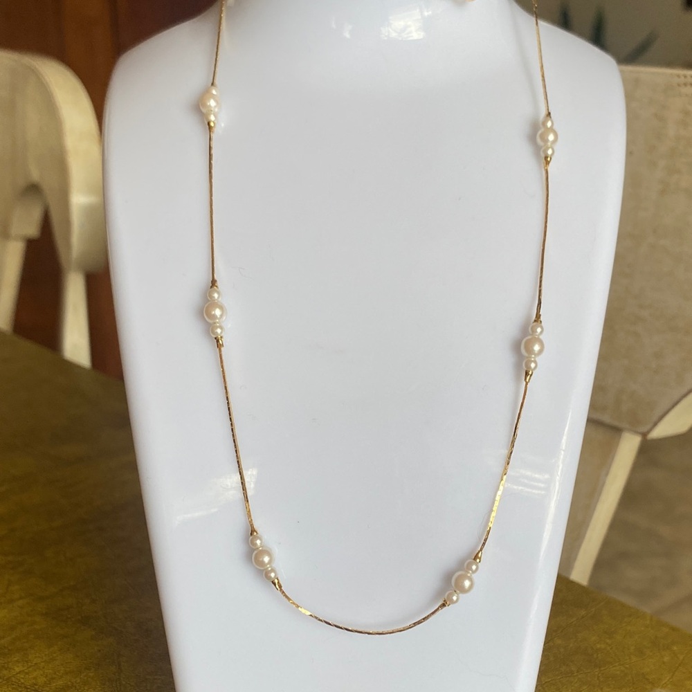 Avon Gold Necklace with dainty faux Pearls excellent condition